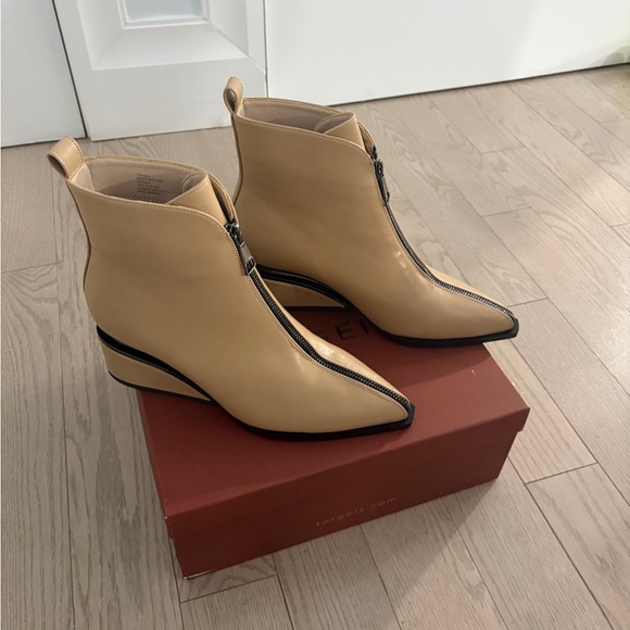 Torgeis Shoes - Beige Ankle Boots